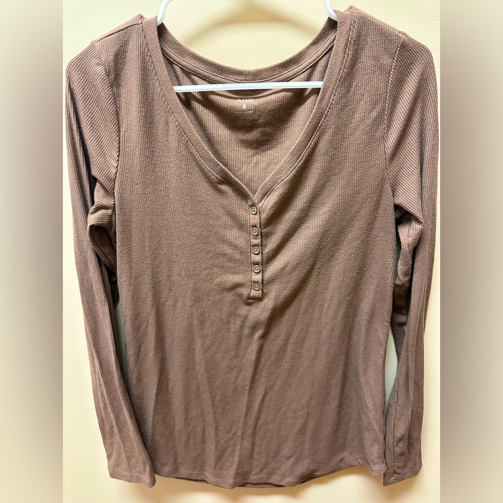 Ana long sleeve henley top, sz medium